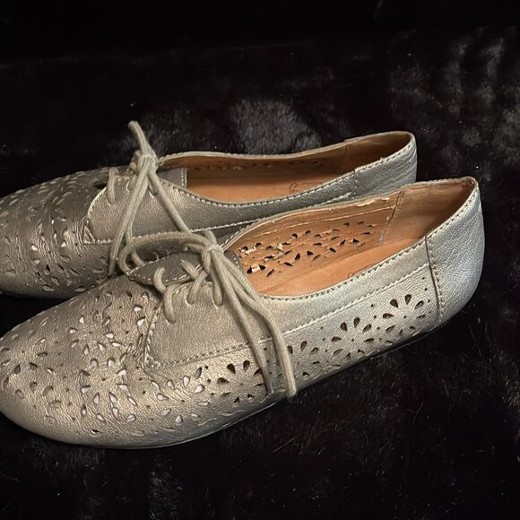 Lucky Brand Silver Flats with Perforated Design - Picture 3 of 10